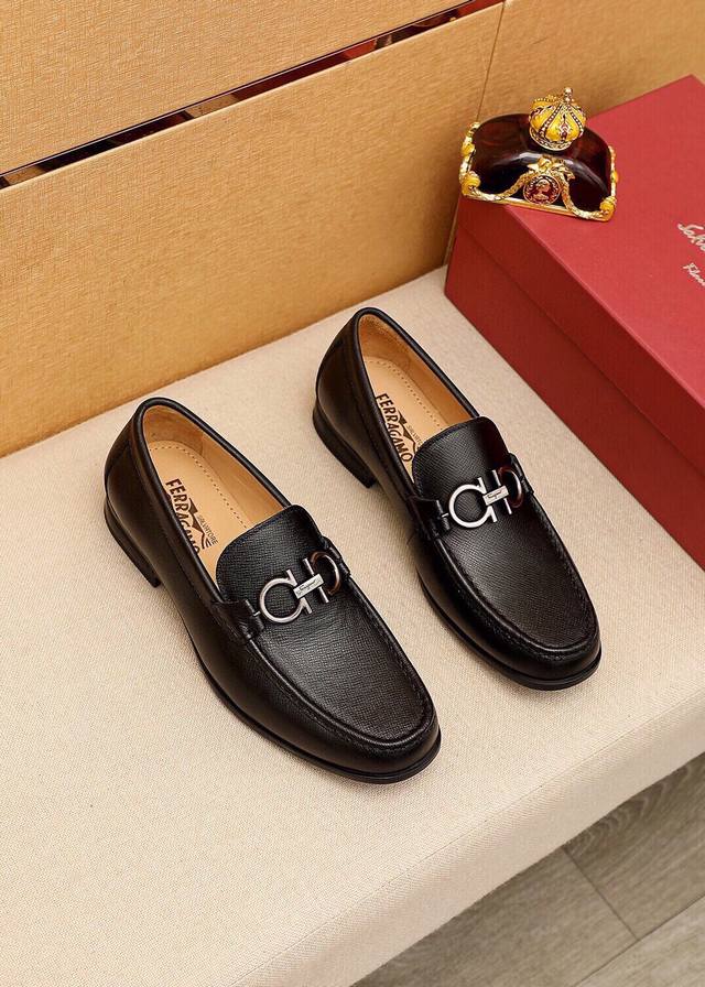 商品商标：Ferragamo 菲拉格慕 休闲皮鞋 正码码数: 38-44 45订制 商品材料：精选 进口头层十字纹牛皮鞋面+奢华五金扣，进口水染牛皮内里。强烈立