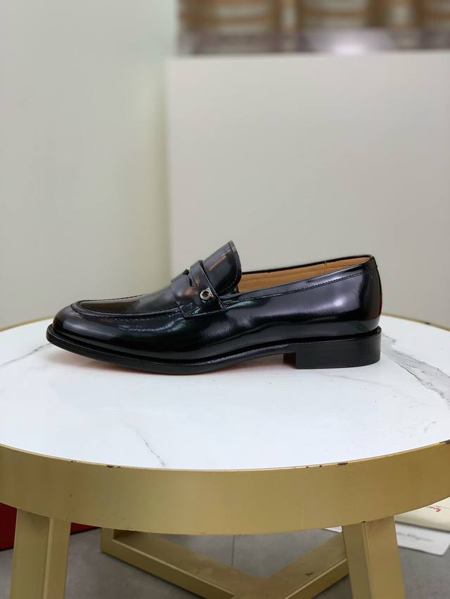 工厂价 顶级品质 真皮大底系列 Salvatore Ferragamo 菲拉格慕商务皮鞋，1:1顶级代购品质，鞋面进口精选原版开边珠小牛皮，内里垫脚均用进口原版