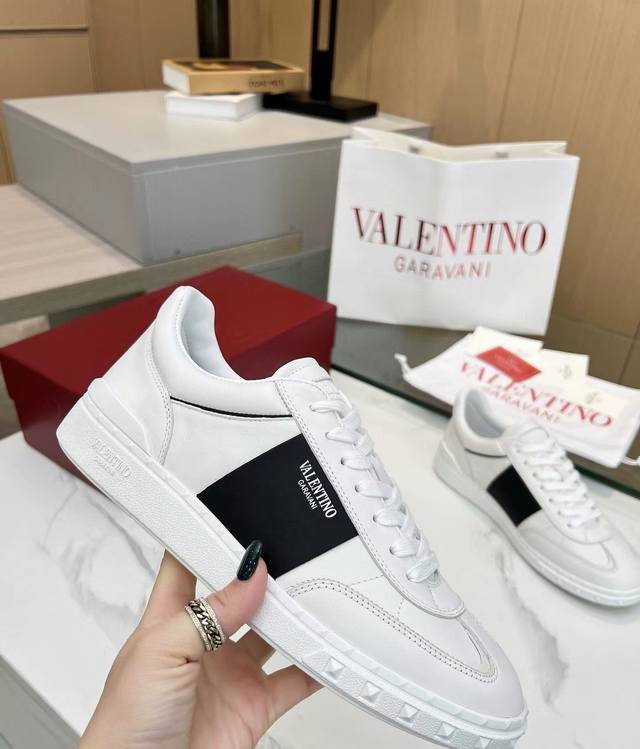 原单品质 市场顶级版本 VALENTINO 华伦天奴 最新时装周走秀 情侣 款 ，独特设计时尚一族特现脚瘦一款百塔的时尚产品 面料：鞋头采用高丝光三角纹牛皮与A