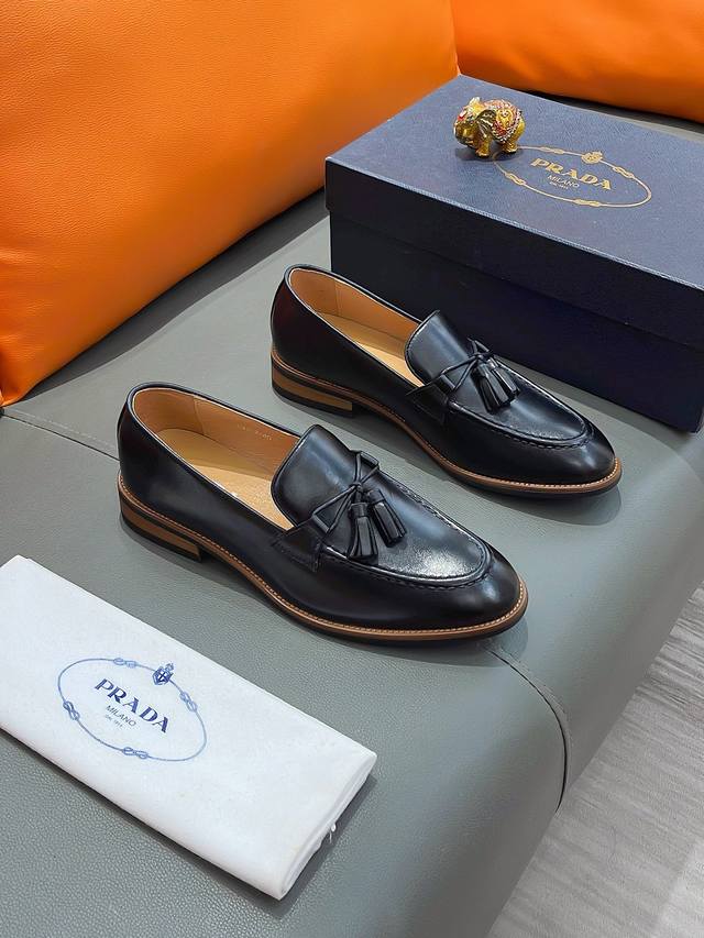 商品名称：PRADA 普拉达 正规码数: 38-44 皮鞋 商品材料：精选 牛皮鞋面，柔软羊皮垫脚，原厂特供大底。