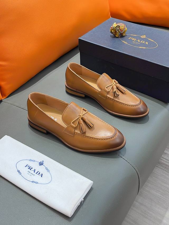 商品名称：PRADA 普拉达 正规码数: 38-44 皮鞋 商品材料：精选 牛皮鞋面，柔软羊皮垫脚，原厂特供大底。