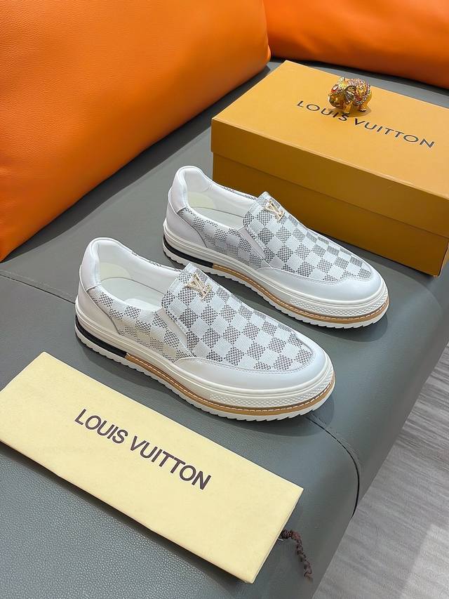 商品名称：LOUIS VUITTON 路易 威登 正规码数: 38-44 套脚鞋 商品材料：精选 牛皮鞋面，柔软绒毛内里；原厂大底。