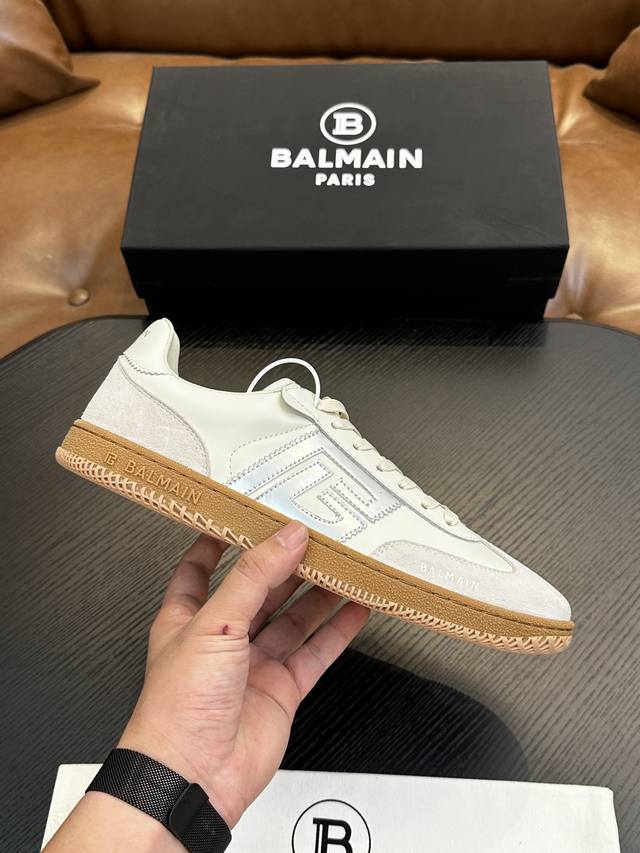 实价 BALMAIN巴尔曼B-Skate运动鞋 B-Skate 多材质拼接撞色运动鞋 ，鞋面饰有黑色鞋带，皮革拼接鞋舌点缀 Balmain 徽标， TPU 鞋底