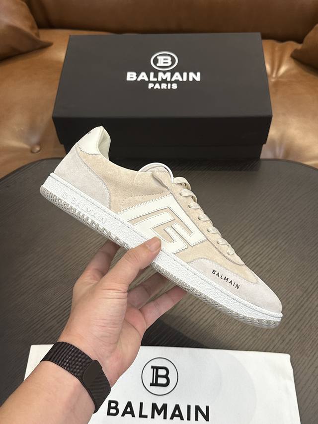 实价 BALMAIN巴尔曼B-Skate运动鞋 B-Skate 多材质拼接撞色运动鞋 ，鞋面饰有黑色鞋带，皮革拼接鞋舌点缀 Balmain 徽标， TPU 鞋底