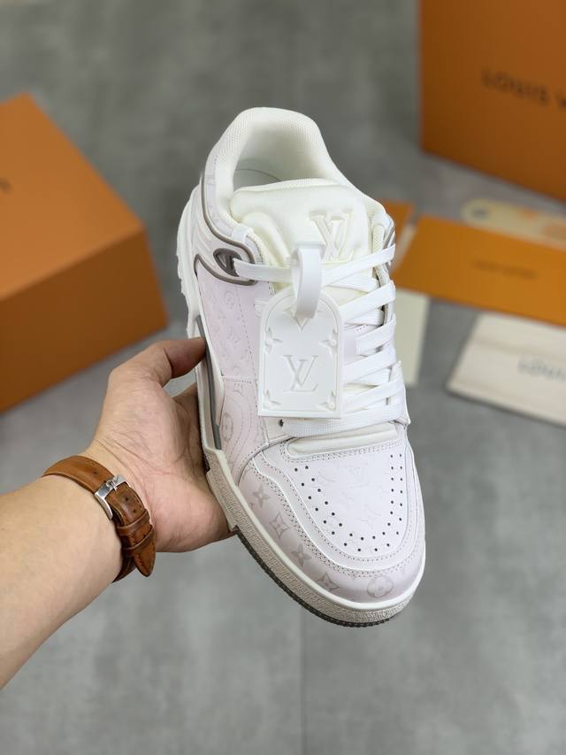 实价 高版本 lv 24春款新款 trainer2路易威登fw篮球运动鞋90‘s vibe 完全颠覆了之前的设计，这次是低帮原版设计，有点像老款篮球和aj6融合