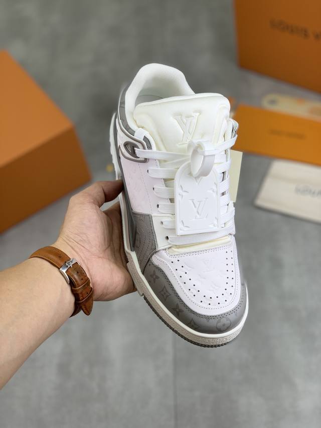 实价 高版本 lv 24春款新款 trainer2路易威登fw篮球运动鞋90‘s vibe 完全颠覆了之前的设计，这次是低帮原版设计，有点像老款篮球和aj6融合