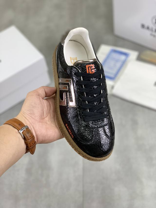 工厂价 实价 高版本 BALMAIN巴尔曼 B-Skate运动鞋 B-Skate 多材质拼接撞色运动鞋 ，鞋面饰有黑色鞋带，头层牛皮拼接鞋舌点缀 Balmain