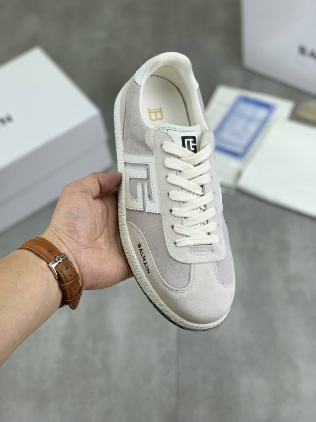 工厂价 实价 高版本 BALMAIN巴尔曼 B-Skate运动鞋 B-Skate 多材质拼接撞色运动鞋 ，鞋面饰有黑色鞋带，头层牛皮拼接鞋舌点缀 Balmain