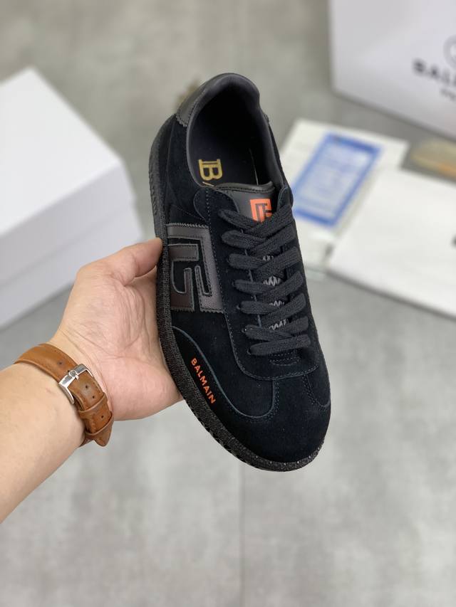 工厂价 实价 高版本 BALMAIN巴尔曼 B-Skate运动鞋 B-Skate 多材质拼接撞色运动鞋 ，鞋面饰有黑色鞋带，头层牛皮拼接鞋舌点缀 Balmain