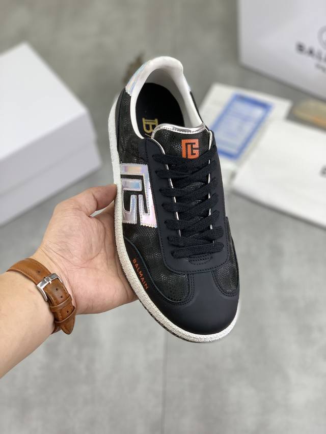 工厂价 实价 高版本 BALMAIN巴尔曼 B-Skate运动鞋 B-Skate 多材质拼接撞色运动鞋 ，鞋面饰有黑色鞋带，头层牛皮拼接鞋舌点缀 Balmain