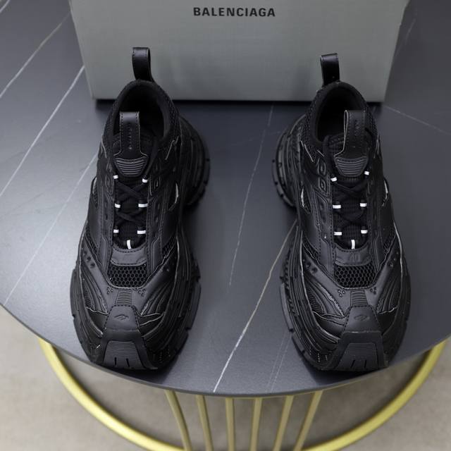 BALENCIAGA 巴黎世家 -高端品质 原单 -鞋面：原版品牌网布布匹、环保皮高周波品牌图腾 -内里：品牌高透气网布 -大底：TPU橡胶发泡；组合成型大底