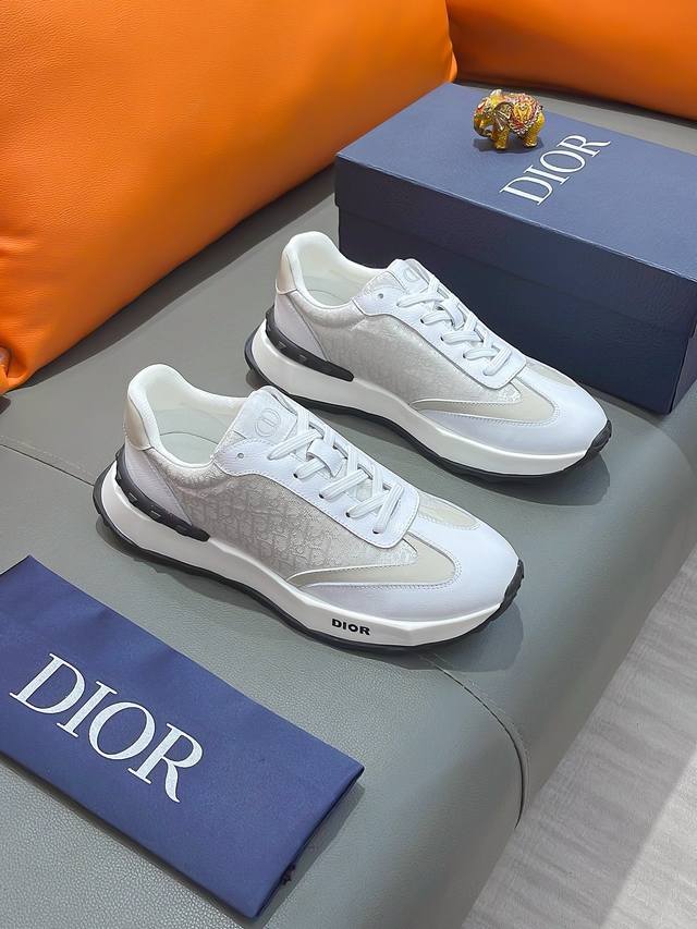 商品名称：DIOR 迪奥 正规码数: 38-44 休闲鞋 商品材料：精选 牛皮鞋面，柔软羊皮内里；原厂大底。