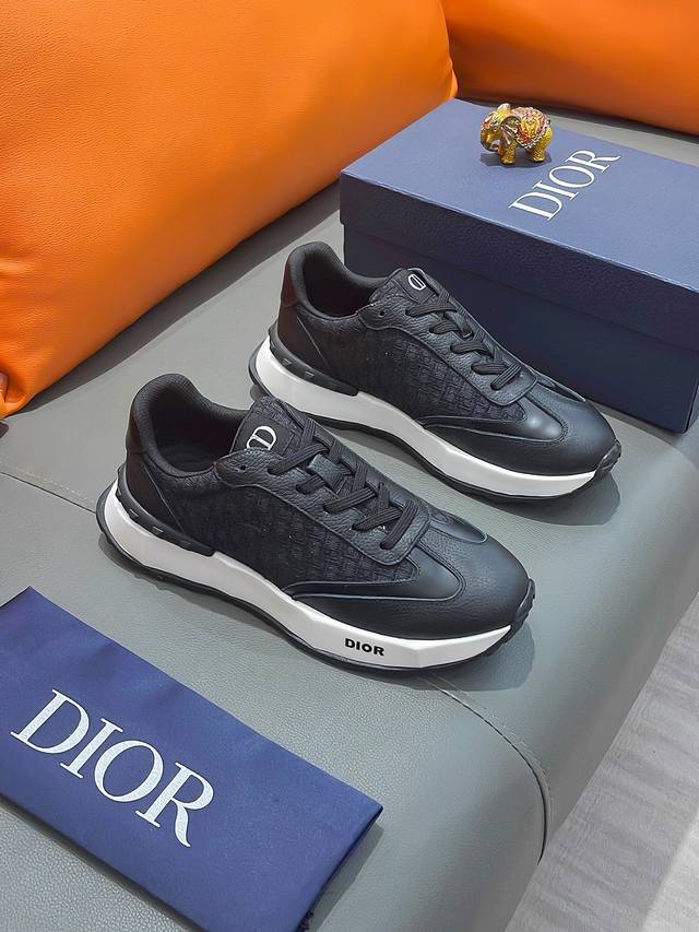 商品名称：DIOR 迪奥 正规码数: 38-44 休闲鞋 商品材料：精选 牛皮鞋面，柔软羊皮内里；原厂大底。