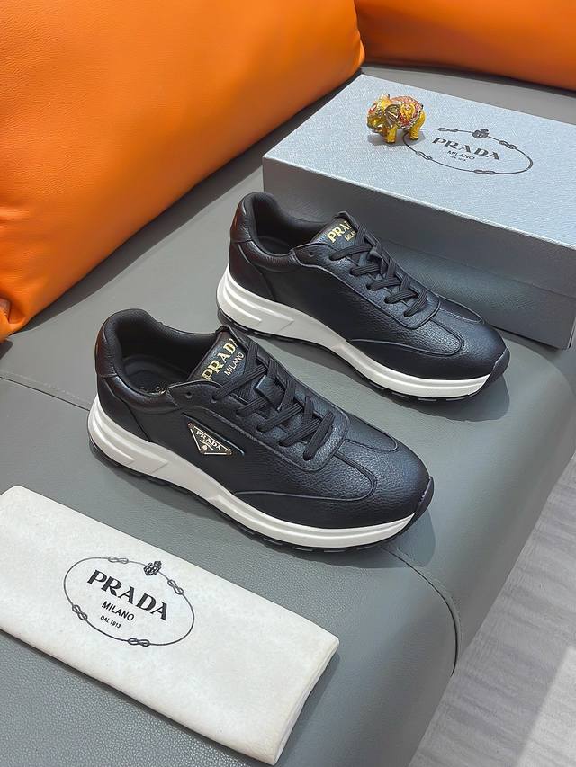 商品名称：PRADA 普拉达 正规码数: 38-44 休闲鞋 商品材料：精选 牛皮鞋面，柔软羊皮垫脚，原厂特供大底。