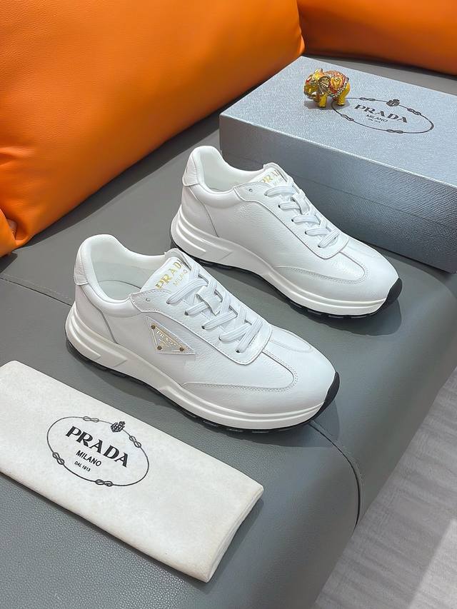 商品名称：PRADA 普拉达 正规码数: 38-44 休闲鞋 商品材料：精选 牛皮鞋面，柔软羊皮垫脚，原厂特供大底。