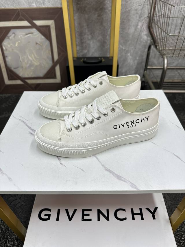 情侣款 Givenchy-纪梵希 男女同款春夏走秀新款TK-MX的灵感来自于经典的TK-360，网眼合成皮革等轻盈科技材料加上反光材质，拥有大胆外形和独特线条高