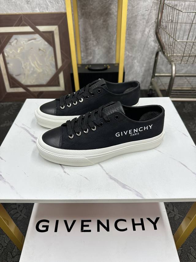 情侣款 Givenchy-纪梵希 男女同款春夏走秀新款TK-MX的灵感来自于经典的TK-360，网眼合成皮革等轻盈科技材料加上反光材质，拥有大胆外形和独特线条高