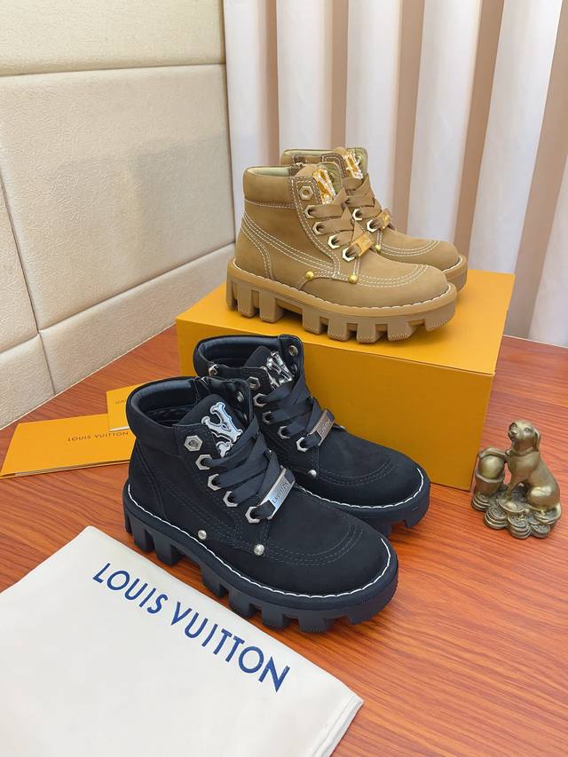 实价： LV x Timberland 及踝靴取材 Monogram 压纹防水正绒面牛皮革，依托品牌精湛匠艺于意大利悉心重塑经典 Timberland 6 英寸