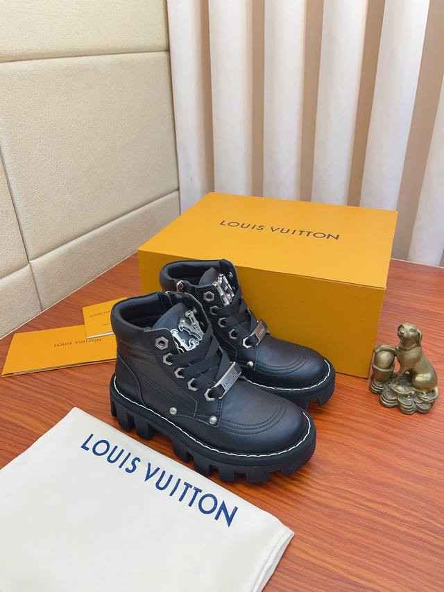 实价： LV x Timberland 及踝靴取材 Monogram 压纹防水正绒面牛皮革，依托品牌精湛匠艺于意大利悉心重塑经典 Timberland 6 英寸