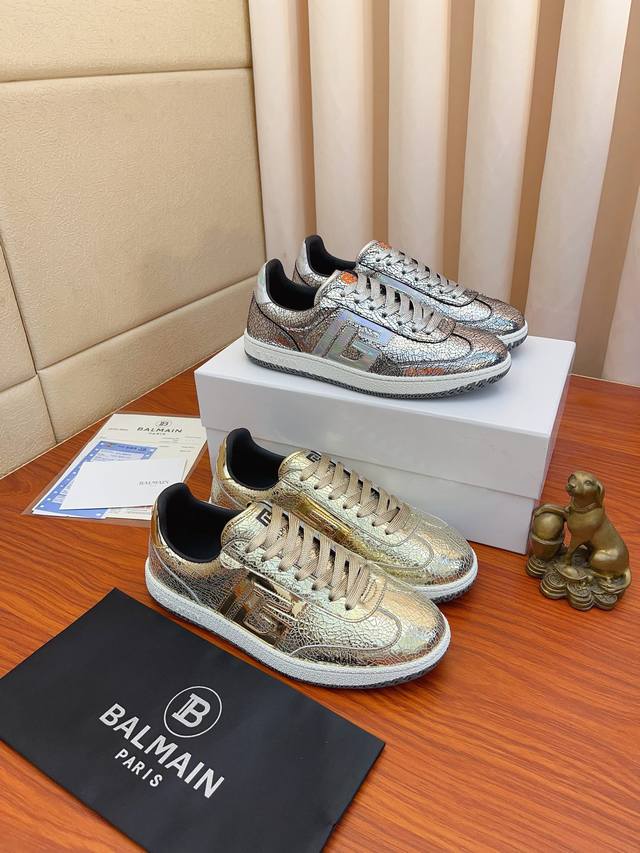 实价： BALMAIN巴尔曼B-Skate运动鞋 B-Skate 多材质拼接撞色运动鞋 ，鞋面饰有黑色鞋带，皮革拼接鞋舌点缀 Balmain 徽标， TPU 鞋