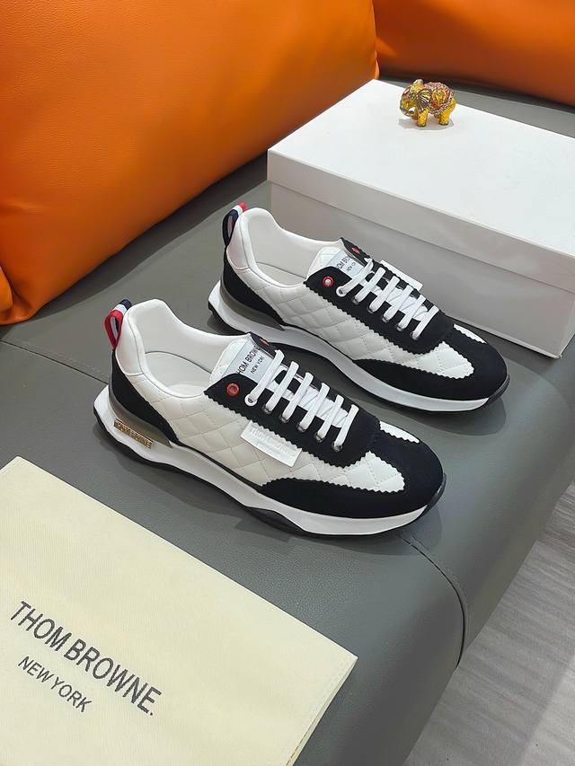 商品名称： THOM BROWNE 汤姆 布朗 正规码数: 38-44 休闲鞋 商品材料： 精选 牛皮鞋面，舒适羊皮内里；原厂特供大底；