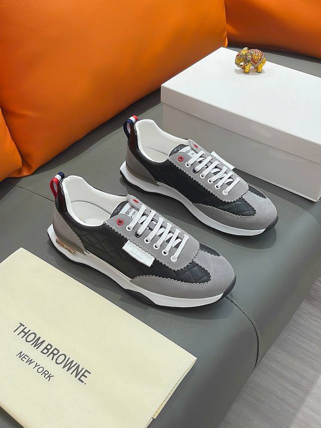 商品名称： THOM BROWNE 汤姆 布朗 正规码数: 38-44 休闲鞋 商品材料： 精选 牛皮鞋面，舒适羊皮内里；原厂特供大底；