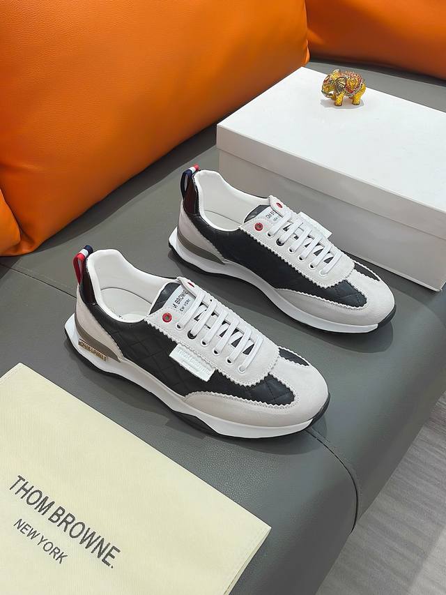 商品名称： THOM BROWNE 汤姆 布朗 正规码数: 38-44 休闲鞋 商品材料： 精选 牛皮鞋面，舒适羊皮内里；原厂特供大底；