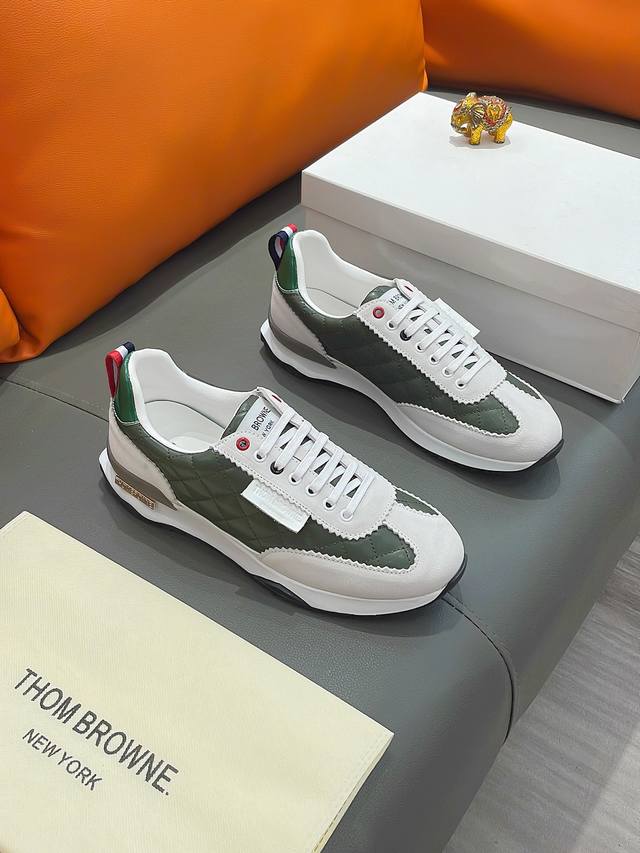 商品名称： THOM BROWNE 汤姆 布朗 正规码数: 38-44 休闲鞋 商品材料： 精选 牛皮鞋面，舒适羊皮内里；原厂特供大底；