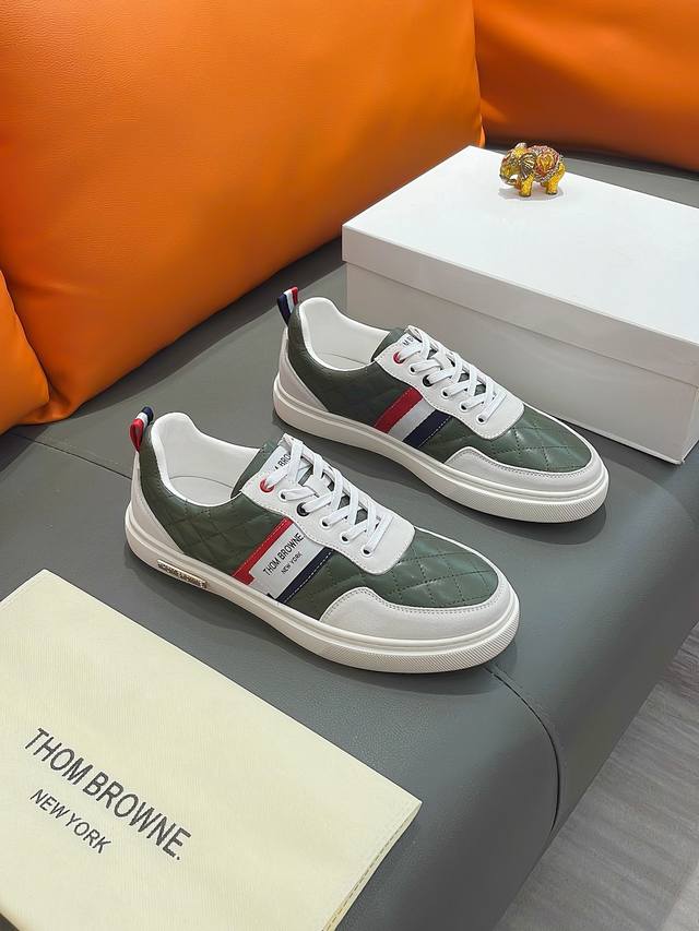 商品名称： THOM BROWNE 汤姆 布朗 正规码数: 38-44 休闲鞋 商品材料： 精选 牛皮鞋面，舒适羊皮内里；原厂特供大底；