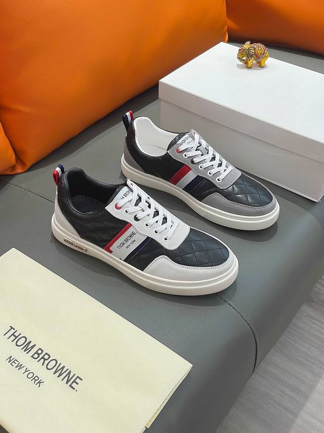 商品名称： THOM BROWNE 汤姆 布朗 正规码数: 38-44 休闲鞋 商品材料： 精选 牛皮鞋面，舒适羊皮内里；原厂特供大底；