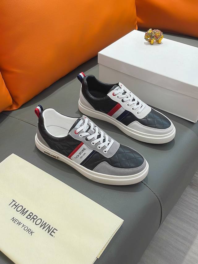 商品名称： THOM BROWNE 汤姆 布朗 正规码数: 38-44 休闲鞋 商品材料： 精选 牛皮鞋面，舒适羊皮内里；原厂特供大底；