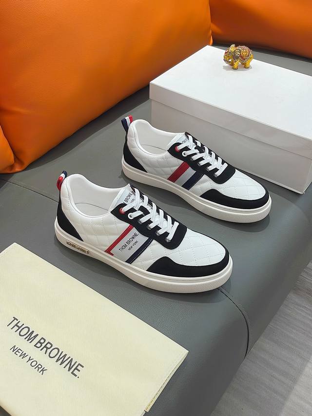 商品名称： THOM BROWNE 汤姆 布朗 正规码数: 38-44 休闲鞋 商品材料： 精选 牛皮鞋面，舒适羊皮内里；原厂特供大底；