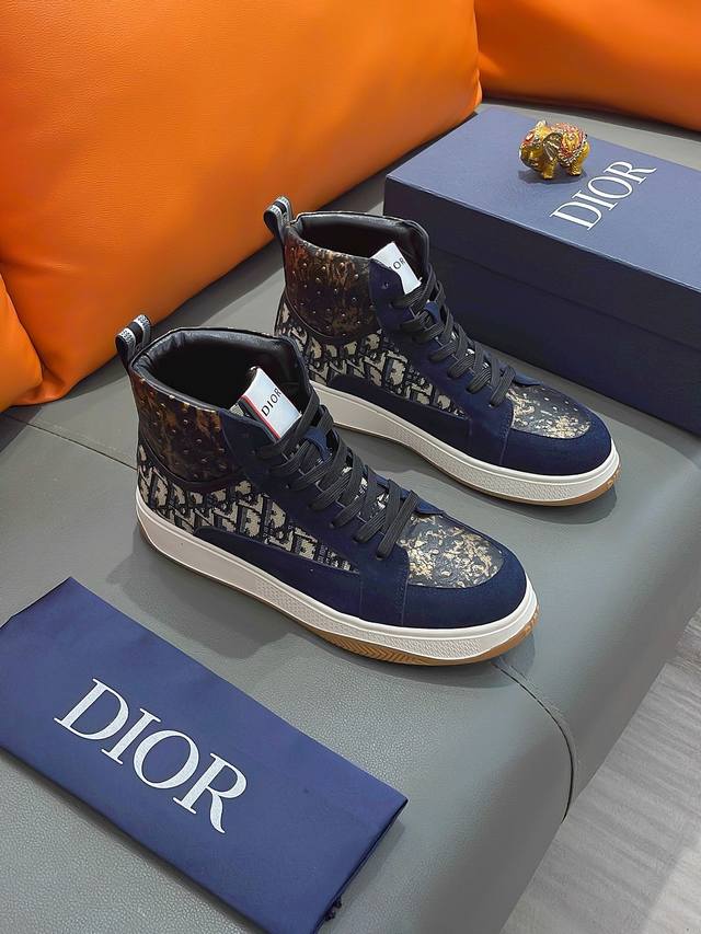 商品名称：DIOR 迪奥 正规码数: 38-44 高帮鞋 商品材料：精选 牛皮鞋面，柔软羊皮内里；原厂大底。