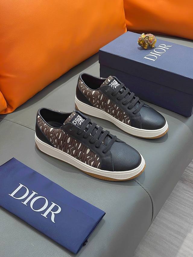 商品名称：DIOR 迪奥 正规码数: 38-44 休闲鞋 商品材料：精选 牛皮鞋面，柔软羊皮内里；原厂大底。