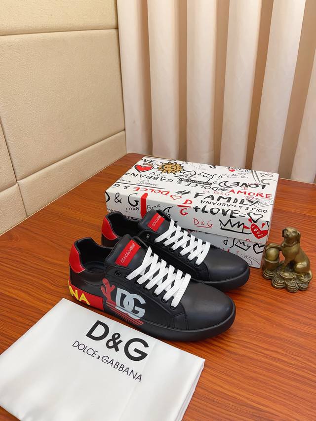 实价： DOLCE&GABBANA DG爆款官网原版1:1开模，原单品质做工精细，高端奢华原版牛皮+拼色图网布鞋面，羊皮内里、原版橡胶耐磨防滑大底，穿着舒适、百