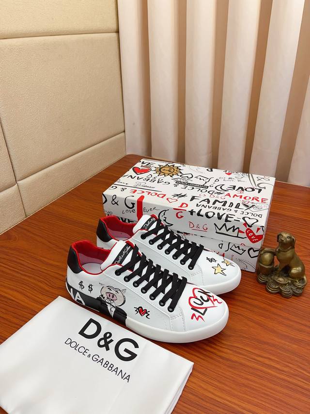 实价： DOLCE&GABBANA DG爆款官网原版1:1开模，原单品质做工精细，高端奢华原版牛皮+拼色图网布鞋面，羊皮内里、原版橡胶耐磨防滑大底，穿着舒适、百