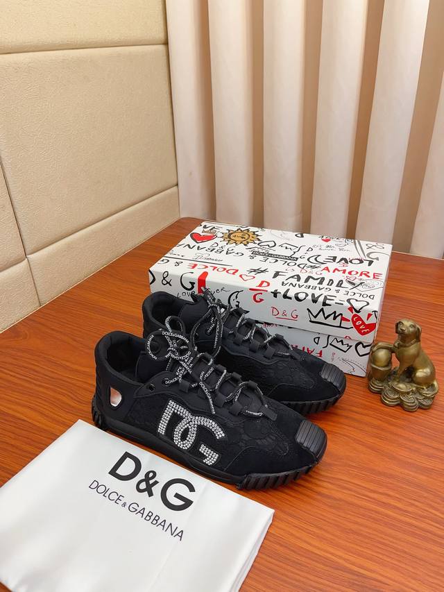 实价： DOLCE&GABBANA DG爆款官网原版1:1开模，原单品质做工精细，高端奢华原版牛皮+拼色图网布鞋面，羊皮内里、原版橡胶耐磨防滑大底，穿着舒适、百