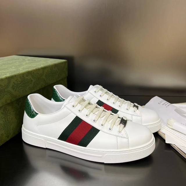 出厂价 实价 新款古奇男鞋GUCCI 最新鞋出货。原单品质 时尚潮流 采用特殊材料 内里羊皮 全新包装。脚感超舒适，做工简直无可挑剔 码数:38-44 45可订