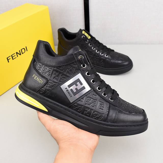 Fendi 芬迪 。时尚运动休闲鞋，鞋面采用头层牛皮，舒适羊皮内里，橡胶大底。男款38-44。