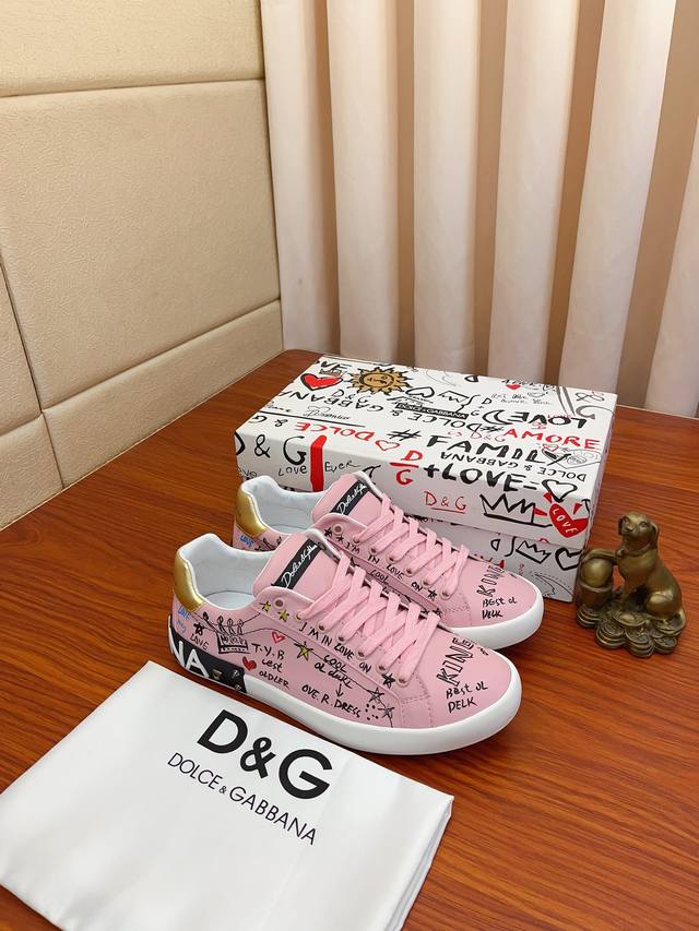 实价： DOLCE&GABBANA DG爆款官网原版1:1开模，原单品质做工精细，高端奢华原版牛皮+拼色图网布鞋面，羊皮内里、原版橡胶耐磨防滑大底，穿着舒适、百