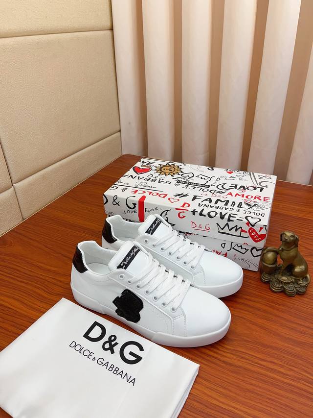 实价： DOLCE&GABBANA DG爆款官网原版1:1开模，原单品质做工精细，高端奢华原版牛皮+拼色图网布鞋面，羊皮内里、原版橡胶耐磨防滑大底，穿着舒适、百