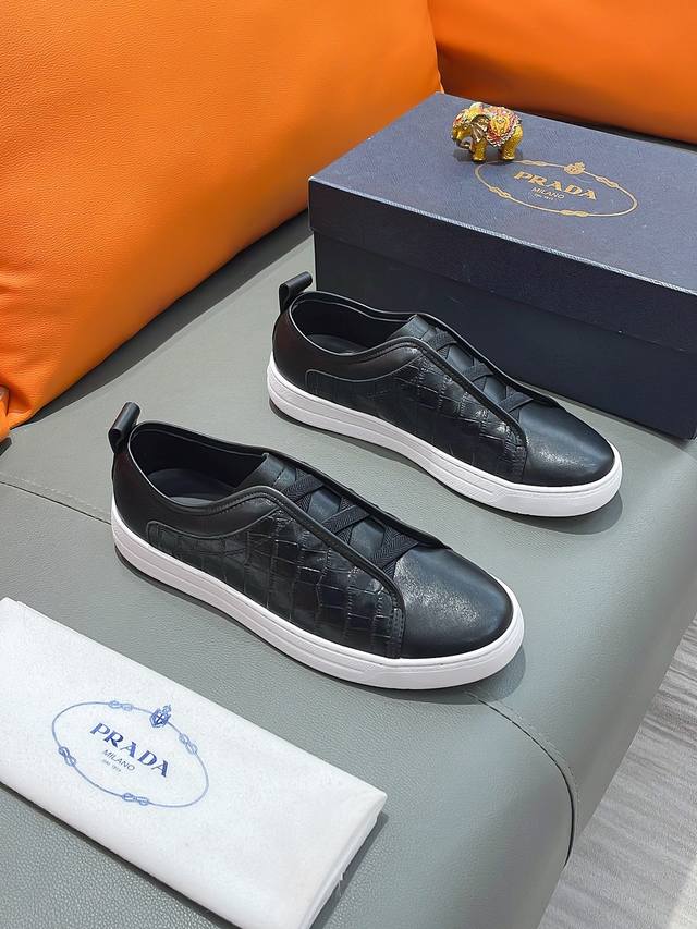 商品名称：PRADA 普拉达 正规码数: 38-44 休闲鞋 商品材料：精选 牛皮鞋面，柔软羊皮垫脚，原厂特供大底。