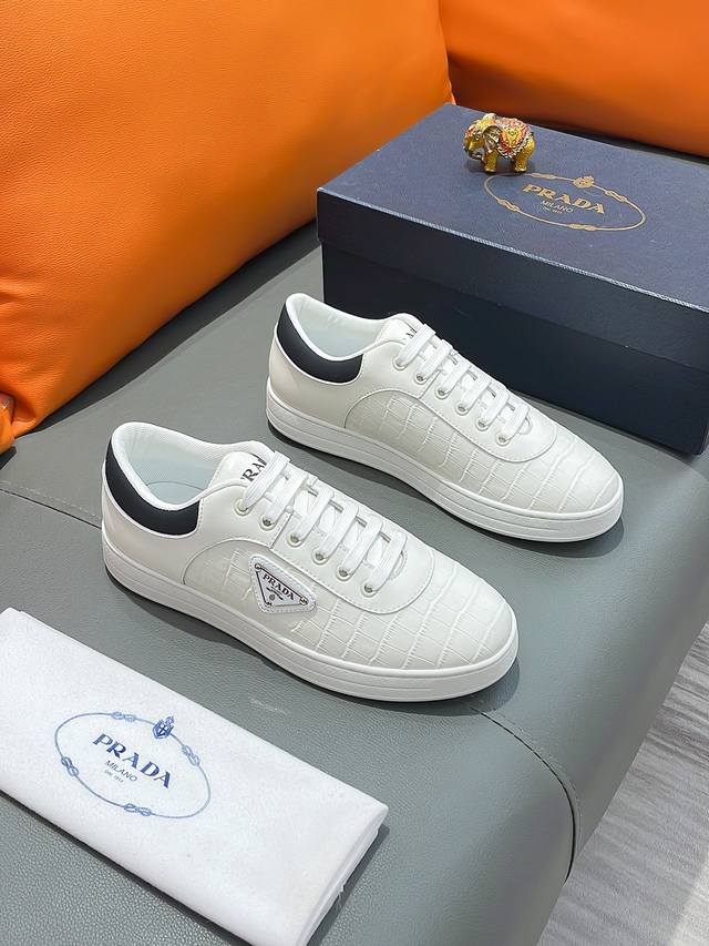 商品名称：PRADA 普拉达 正规码数: 38-44 休闲鞋 商品材料：精选 牛皮鞋面，柔软羊皮垫脚，原厂特供大底。