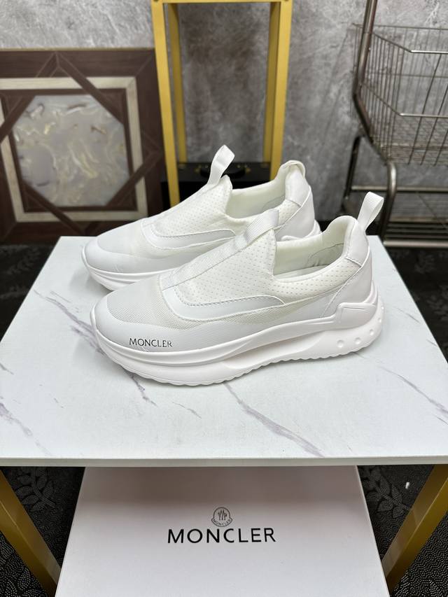 MONCLER 休闲运动鞋，头层牛皮搭进口网布面料柔软舒适透气 一脚蹬设计理念合脚大气 真头层羊皮内里透气 橡胶大底耐磨防滑舒适度非常不错Size:38-46