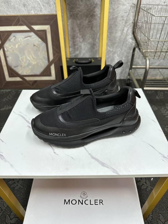 MONCLER 休闲运动鞋，头层牛皮搭进口网布面料柔软舒适透气 一脚蹬设计理念合脚大气 真头层羊皮内里透气 橡胶大底耐磨防滑舒适度非常不错Size:38-46