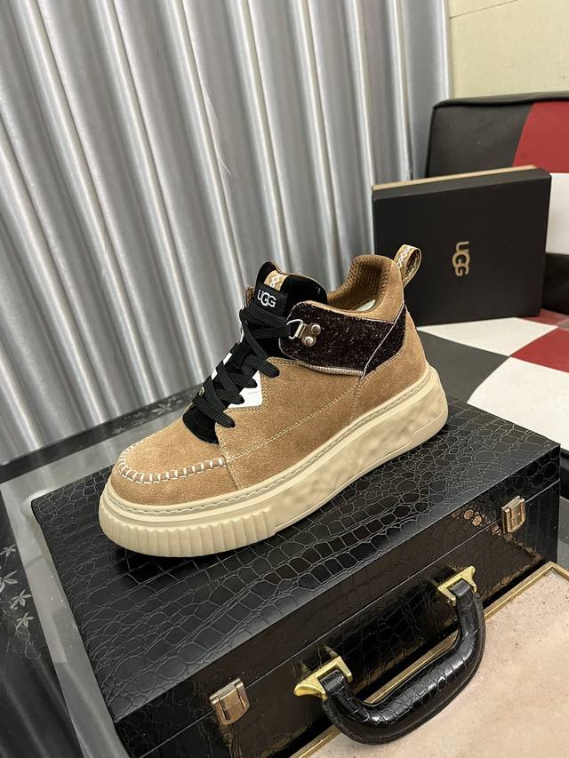 澳洲进口加厚羊毛 品牌：UGG 尺码：39 44 等级： 官网1:1 材料： 头层真皮防水防冻鞋面 真毛内里 原版防滑 柔软 耐磨大底 款式类别：男士休闲鞋