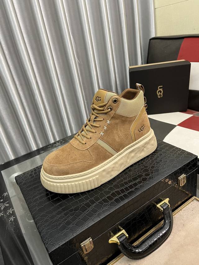 澳洲进口加厚羊毛 品牌：UGG 尺码：39 44 等级： 官网1:1 材料： 头层真皮防水防冻鞋面 真毛内里 原版防滑 柔软 耐磨大底 款式类别：男士休闲鞋