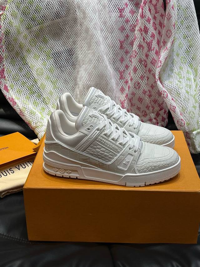 出厂价 实价 路易威登-LV奢品 Trainer休闲运动鞋 本款运动鞋选用 Damier 粒面牛皮革，临摹 Damier 帆布的两式经典纹理，令鞋面的繁复工艺更