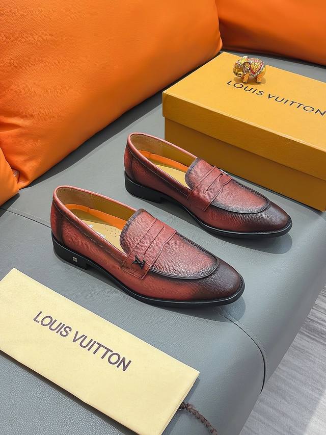 商品名称：LOUIS VUITTON 路易 威登 正规码数: 38-44 皮鞋 商品材料：精选 牛皮鞋面，舒适牛皮内里；原厂大底。