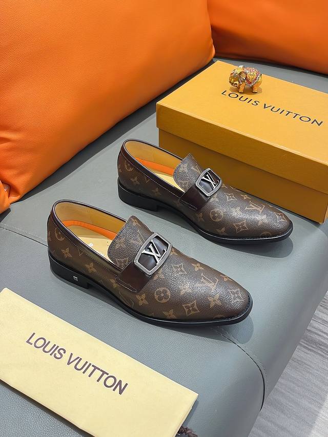 商品名称：LOUIS VUITTON 路易 威登 正规码数: 38-44 皮鞋 商品材料：精选 牛皮鞋面，舒适牛皮内里；原厂大底。